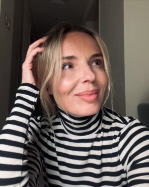 Agnieszka Włodarczyk Instagram - Ależ to będzie piękna historia na film. 
I to nie będzie film o przegranym sportowcu, tylko o człowieku, który zawsze żyje w zgodzie ze sobą, który nie poddał się mimo tego, że chcieli zniszczyć jego niewątpliwy talent. 
O sile rodziny, która stoi za nim murem, bo wszystko co robi, robi dla niej. 
O złych ludziach, którzy karmią swoje wewnętrzne niekochane dziecko żółcią, i poniosą za to konsekwencje. 
O tym jak media manipulują opinią publiczną, jak wszystkie artykuły pisane są w tym samym tonie, jakby były sterowane przez jedną osobę. 
Nikt się nie wysilił, żeby zadzwonić, spytać jak było i napisać prawdę. 
Kopiuj-wklej , przecież chodzi o klikalność, żadna tam rzetelność dziennikarska, raczej zbiorowy lincz. 
Film o tym jak można się podnieść po hejcie i dalej walczyć o swoje marzenia, bo nie można skreślać człowieka po jednym błędzie, do którego zresztą publicznie się przyznał. Chciał jak najszybciej znowu wystartować. 
Bo jest niepokornym narwańcem, świrem i kocha ten sport.
Inaczej nie biłby rekordów.
Może nadal chodzić z podniesioną głową, za to wszystkie kłamliwe łajzy dziennikarskie nie. 
Dzisiejsze media robią najwięcej szkody. 
Jakie “złapany”- sam się przyznał! 
Jakie “znów”- cały czas  mielony jest stary temat.  ILEŻ MOŻNA?!

Ale to już było tłumaczone- aż za bardzo. Mądrzy  zrozumieją, a głupiemu i tak nie wytłumaczysz.

Ps. Zdjęcie pod postem pokazuje jak patrzę na męża- zawsze z miłością, dumą i wsparciem #teamkaras