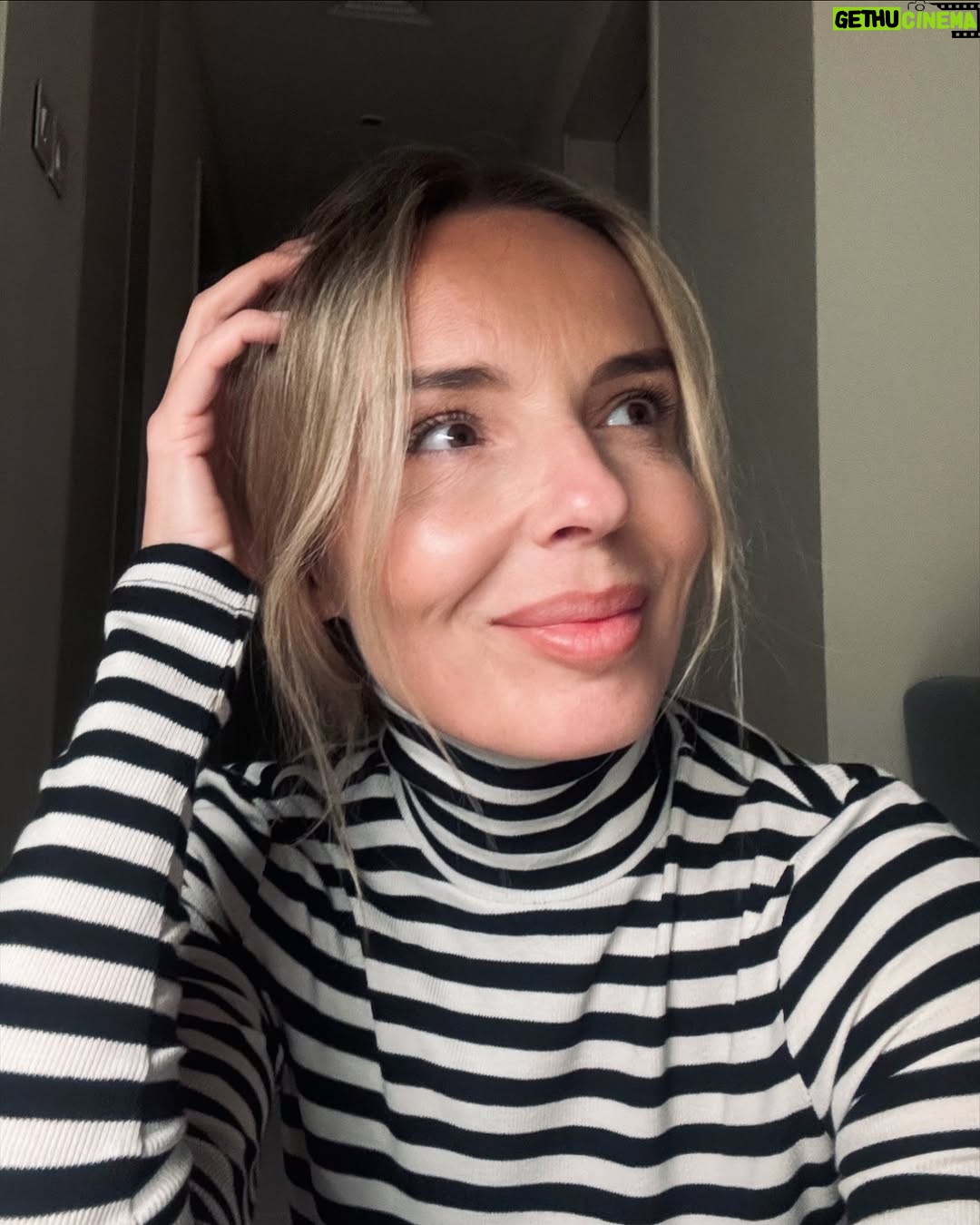 Agnieszka Włodarczyk - 5.1K Likes - Ależ to będzie piękna historia na film. 
I to nie będzie film o przegranym sportowcu, tylko o człowieku, który zawsze żyje w zgodzie ze sobą, który nie poddał się mimo tego, że chcieli zniszczyć jego niewątpliwy talent. 
O sile rodziny, która stoi za nim murem, bo wszystko co robi, robi dla niej. 
O złych ludziach, którzy karmią swoje wewnętrzne niekochane dziecko żółcią, i poniosą za to konsekwencje. 
O tym jak media manipulują opinią publiczną, jak wszystkie artykuły pisane są w tym samym tonie, jakby były sterowane przez jedną osobę. 
Nikt się nie wysilił, żeby zadzwonić, spytać jak było i napisać prawdę. 
Kopiuj-wklej , przecież chodzi o klikalność, żadna tam rzetelność dziennikarska, raczej zbiorowy lincz. 
Film o tym jak można się podnieść po hejcie i dalej walczyć o swoje marzenia, bo nie można skreślać człowieka po jednym błędzie, do którego zresztą publicznie się przyznał. Chciał jak najszybciej znowu wystartować. 
Bo jest niepokornym narwańcem, świrem i kocha ten sport.
Inaczej nie biłby rekordów.
Może nadal chodzić z podniesioną głową, za to wszystkie kłamliwe łajzy dziennikarskie nie. 
Dzisiejsze media robią najwięcej szkody. 
Jakie “złapany”- sam się przyznał! 
Jakie “znów”- cały czas  mielony jest stary temat.  ILEŻ MOŻNA?!

Ale to już było tłumaczone- aż za bardzo. Mądrzy  zrozumieją, a głupiemu i tak nie wytłumaczysz.

Ps. Zdjęcie pod postem pokazuje jak patrzę na męża- zawsze z miłością, dumą i wsparciem #teamkaras
