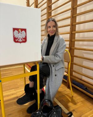 Agnieszka Włodarczyk Instagram - Obywatelski obowiązek spełniony.
Z nadzieją, że wybierzemy mądrze.
Bo przyszłość zależy również ode mnie, od Ciebie, od nas😉. #zagłosowane #wybory2025