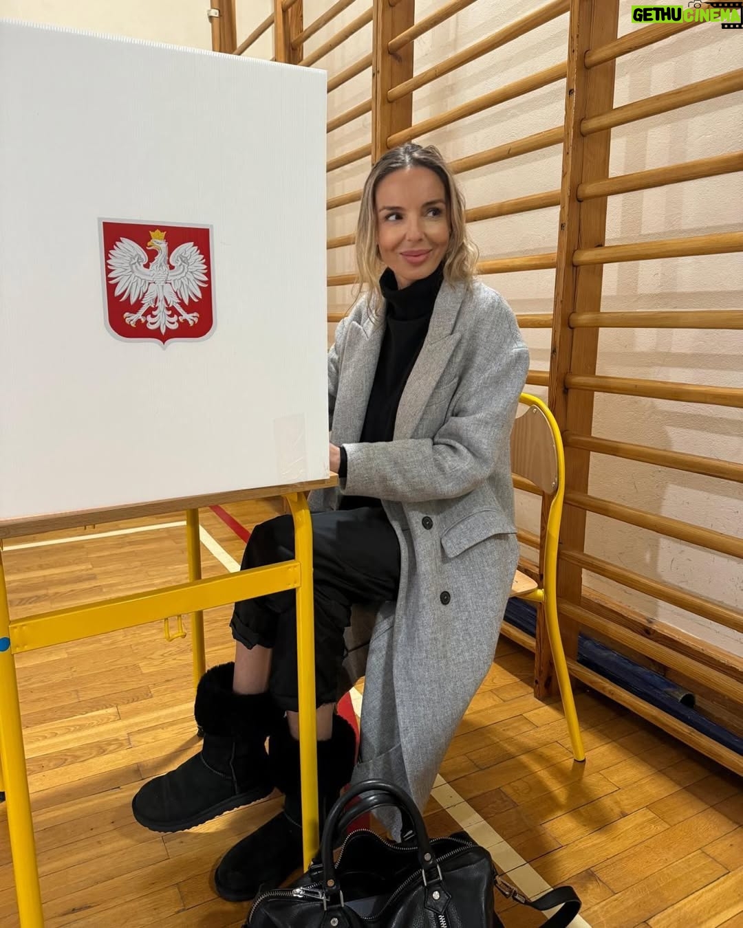 Agnieszka Włodarczyk - 4.9K Likes - Obywatelski obowiązek spełniony.
Z nadzieją, że wybierzemy mądrze.
Bo przyszłość zależy również ode mnie, od Ciebie, od nas😉. #zagłosowane #wybory2025