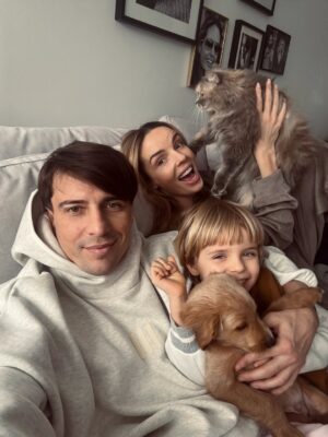 Agnieszka Włodarczyk Instagram - Dostaliśmy dziś sporo zaproszeń, żeby gdzieś wyjść, do kogoś wpaść albo żeby ktoś przyszedł do nas... ale szczerze
my od lat wolimy właśnie tak. Spokojnie. Po swojemu. Bez presji, bez „bo dziś trzeba”😉

Może jesteśmy dziwni.
A może po prostu już wiemy, co nam pasuje.
Imprezy lubimy. Tylko wtedy, kiedy mamy na nie czas i ochotę.

To też pierwszy sylwester dla naszej kotki i pieska.
Chcemy po prostu być z nimi. Zobaczymy, jak zareagują na wystrzały, pewnie będą się bały, więc wolimy być razem.

Dziękujemy za ten rok.
Wszystkiego dobrego w Nowym Roku. Zdrowia i spokoju dla Was i Waszych bliskich❤️

#family