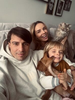 Agnieszka Włodarczyk Instagram - Dostaliśmy dziś sporo zaproszeń, żeby gdzieś wyjść, do kogoś wpaść albo żeby ktoś przyszedł do nas... ale szczerze
my od lat wolimy właśnie tak. Spokojnie. Po swojemu. Bez presji, bez „bo dziś trzeba”😉

Może jesteśmy dziwni.
A może po prostu już wiemy, co nam pasuje.
Imprezy lubimy. Tylko wtedy, kiedy mamy na nie czas i ochotę.

To też pierwszy sylwester dla naszej kotki i pieska.
Chcemy po prostu być z nimi. Zobaczymy, jak zareagują na wystrzały, pewnie będą się bały, więc wolimy być razem.

Dziękujemy za ten rok.
Wszystkiego dobrego w Nowym Roku. Zdrowia i spokoju dla Was i Waszych bliskich❤️

#family