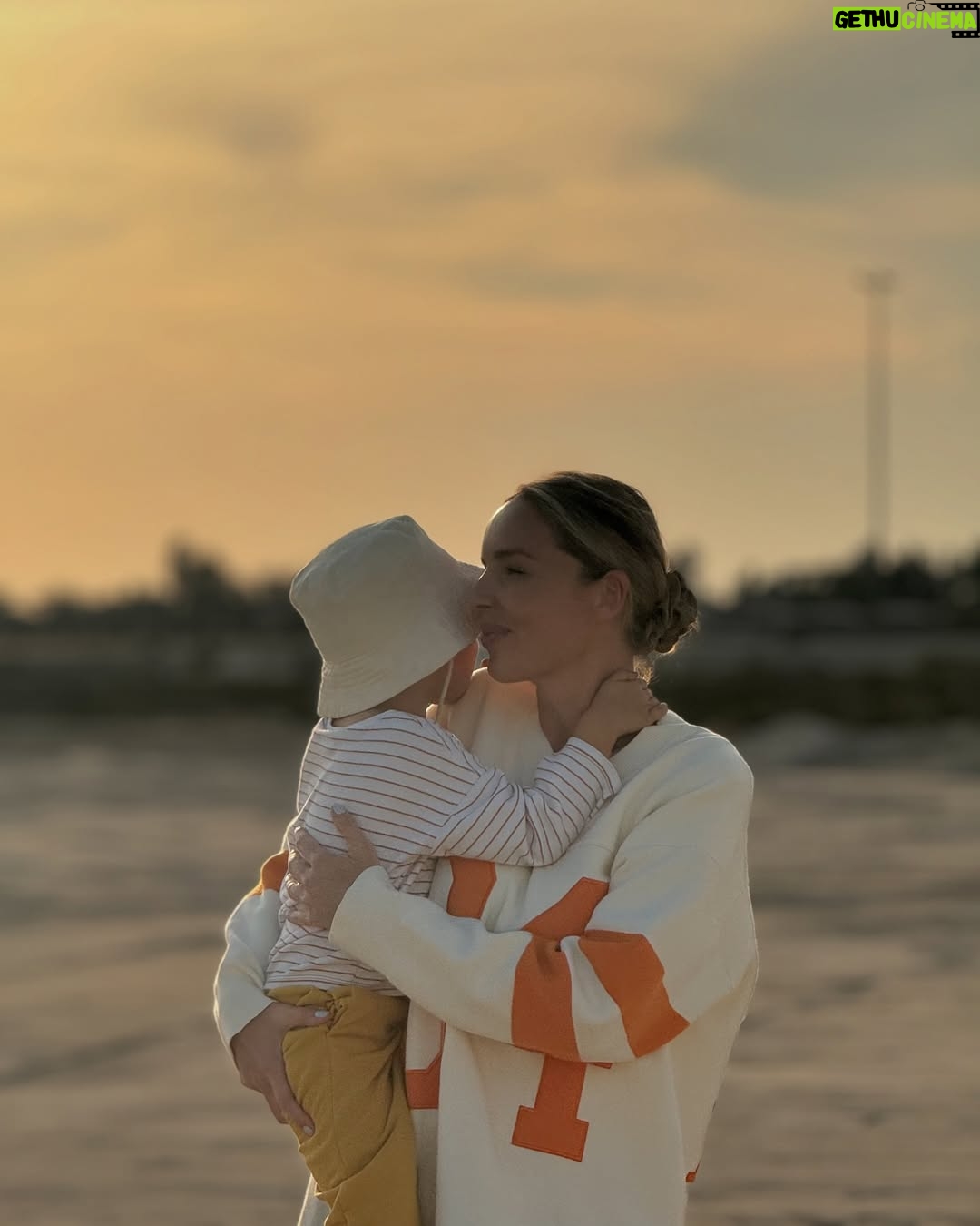 Agnieszka Włodarczyk - 7.6K Likes - Dawno nic nie pisałam, bo nie miałam czasu. 
On tak szybko leci, wszystkie dni wyglądają podobnie, że człowiek “kradnie”ten czas, gdzieś między zadaniami, na najzwyklejsze rzeczy. 
Rozmowy, czułości, zabawę z dzieckiem. I wszystko cieszy.  Tak mało doceniamy zwykłe rzeczy. 
Wspólne zjedzenie śniadania, tak normalnie, bez presji czasu, obejrzenie filmu do końca, tankowanie auta (tak to może być bajer), plus dobra kawa na szybko w cukierni. 
Możliwość pójścia do sklepu, gdzie jest to wszystko co w Polsce, ale tu oglądasz to z większym zaciekawieniem, bo tak rzadko to robisz. Zjedzenie czegoś innego niż zwykle… Ciężko to wytłumaczyć, ale uwierzcie mi… czasem “zwykłe” polskie pierogi potrafią wzruszyć. 
Miłego wieczoru:)