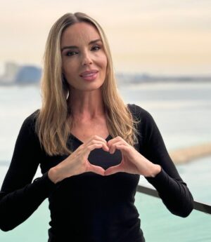 Agnieszka Włodarczyk Instagram - 15 lutego obchodzony był Międzynarodowy Dzień Nowotworów Dziecięcych. 
Ich objawy często nie są jednoznaczne i mogą być mylone z innymi chorobami. 
Warto się z nimi zapoznać, ponieważ wczesne rozpoznanie to aż 80% szans dla dziecka na powrót do zdrowia. 

Zachęcam do dołączenia do kampanii (P)okaż serce organizowanej przez Klinikę Onkologii I Chirurgii Onkologicznej Dzieci i Młodzieży IMiD,  i pokazania serca. 
Nie bądźmy obojętni, pokażmy serce. 

Więcej szczegółów na temat kampanii oraz informacji na temat nowotworów dziecięcych znajdziecie na stronie www.pokazserce.pl. 

#onkoimid #pokazserce #ChildhoodCancer #EarlyDetectionSavesLives #CancerAwareness #DetectCancerEarly #FightChildhoodCancer #PediatricCancer #KidsWithCancer #ChildhoodCancerAwareness #NoChildShouldSuffer #CancerFighter ##charitycampaign