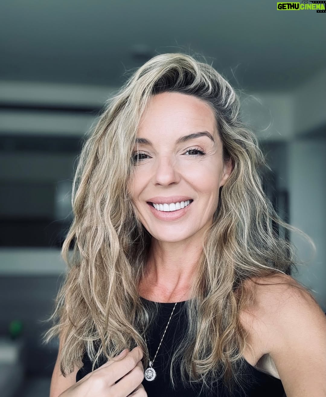 Agnieszka Włodarczyk - 6.5K Likes - Jakie macie oczekiwania od życia? 
Ja bym chciała  osiąść wreszcie w jednym miejscu- już się napodróżowałam😂 
Każdy na jakimś etapie potrzebuje innych rzeczy, żeby osiągnąć spokój, bo na koniec dnia on jest najważniejszy. 
Życie na walizkach jest śmieszne, wciąż redukujesz rzeczy wokół siebie, ale ja niestety mam taką cechę, że potem nadrabiam te brakujące, dokupując na bieżąco co trzeba, lub nie trzeba, i nagle ląduję po paru miesiącach z ilością tego co przywiozłam razy 15🤦‍♀️
Potem mam problem co z tym zrobić. Nasze rzeczy były zostawiane w wielu mieszkaniach i krajach. A trochę szkoda…
Wracając do mojego pytania- chciałabym znaleźć swoje miejsce na ziemi ( już chyba wiem gdzie❤️), skąd nie będzie mi się chciało nigdzie wyjeżdżać. Ogarnąć małemu fajną szkołę, zapisać go na zajęcia dodatkowe, żeby mógł się wyszaleć i po prostu spokojnie żyć. 
Mieć rutynę, zaplanować co będzie jutro, douczyć się angielskiego, czytać książki, zgłębić tajniki gotowania,(bo to mnie uspokaja),oglądać dobre filmy, i robić rzeczy, które są inspirujące. 
Chciałabym też zabrać się za nagranie bajek dla Was, pamiętam jak mnie do tego namawialiście. Obiecuję, że to zrobię❤️ 

A Wy? Co teraz sprawiłoby, żebyście czuli spokój? Pomijając oczywiście kwestię pieniędzy, bo fajnie mieć ich tyle, żeby o nich nie myśleć😂 

Ps. Ostatnie zdjęcie pokazuje tylko rzeczy, które mieliśmy w pokoju hotelowym😉

#spokój