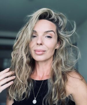 Agnieszka Włodarczyk Instagram - Jakie macie oczekiwania od życia? 
Ja bym chciała  osiąść wreszcie w jednym miejscu- już się napodróżowałam😂 
Każdy na jakimś etapie potrzebuje innych rzeczy, żeby osiągnąć spokój, bo na koniec dnia on jest najważniejszy. 
Życie na walizkach jest śmieszne, wciąż redukujesz rzeczy wokół siebie, ale ja niestety mam taką cechę, że potem nadrabiam te brakujące, dokupując na bieżąco co trzeba, lub nie trzeba, i nagle ląduję po paru miesiącach z ilością tego co przywiozłam razy 15🤦‍♀️
Potem mam problem co z tym zrobić. Nasze rzeczy były zostawiane w wielu mieszkaniach i krajach. A trochę szkoda…
Wracając do mojego pytania- chciałabym znaleźć swoje miejsce na ziemi ( już chyba wiem gdzie❤️), skąd nie będzie mi się chciało nigdzie wyjeżdżać. Ogarnąć małemu fajną szkołę, zapisać go na zajęcia dodatkowe, żeby mógł się wyszaleć i po prostu spokojnie żyć. 
Mieć rutynę, zaplanować co będzie jutro, douczyć się angielskiego, czytać książki, zgłębić tajniki gotowania,(bo to mnie uspokaja),oglądać dobre filmy, i robić rzeczy, które są inspirujące. 
Chciałabym też zabrać się za nagranie bajek dla Was, pamiętam jak mnie do tego namawialiście. Obiecuję, że to zrobię❤️ 

A Wy? Co teraz sprawiłoby, żebyście czuli spokój? Pomijając oczywiście kwestię pieniędzy, bo fajnie mieć ich tyle, żeby o nich nie myśleć😂 

Ps. Ostatnie zdjęcie pokazuje tylko rzeczy, które mieliśmy w pokoju hotelowym😉

#spokój