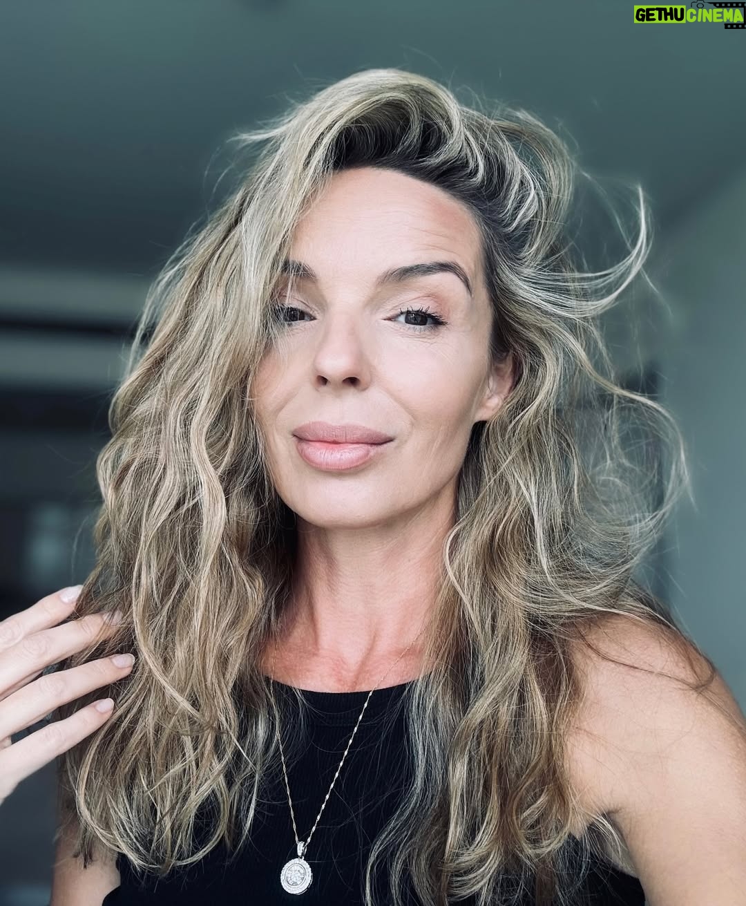 Agnieszka Włodarczyk - 6.5K Likes - Jakie macie oczekiwania od życia? 
Ja bym chciała  osiąść wreszcie w jednym miejscu- już się napodróżowałam😂 
Każdy na jakimś etapie potrzebuje innych rzeczy, żeby osiągnąć spokój, bo na koniec dnia on jest najważniejszy. 
Życie na walizkach jest śmieszne, wciąż redukujesz rzeczy wokół siebie, ale ja niestety mam taką cechę, że potem nadrabiam te brakujące, dokupując na bieżąco co trzeba, lub nie trzeba, i nagle ląduję po paru miesiącach z ilością tego co przywiozłam razy 15🤦‍♀️
Potem mam problem co z tym zrobić. Nasze rzeczy były zostawiane w wielu mieszkaniach i krajach. A trochę szkoda…
Wracając do mojego pytania- chciałabym znaleźć swoje miejsce na ziemi ( już chyba wiem gdzie❤️), skąd nie będzie mi się chciało nigdzie wyjeżdżać. Ogarnąć małemu fajną szkołę, zapisać go na zajęcia dodatkowe, żeby mógł się wyszaleć i po prostu spokojnie żyć. 
Mieć rutynę, zaplanować co będzie jutro, douczyć się angielskiego, czytać książki, zgłębić tajniki gotowania,(bo to mnie uspokaja),oglądać dobre filmy, i robić rzeczy, które są inspirujące. 
Chciałabym też zabrać się za nagranie bajek dla Was, pamiętam jak mnie do tego namawialiście. Obiecuję, że to zrobię❤️ 

A Wy? Co teraz sprawiłoby, żebyście czuli spokój? Pomijając oczywiście kwestię pieniędzy, bo fajnie mieć ich tyle, żeby o nich nie myśleć😂 

Ps. Ostatnie zdjęcie pokazuje tylko rzeczy, które mieliśmy w pokoju hotelowym😉

#spokój