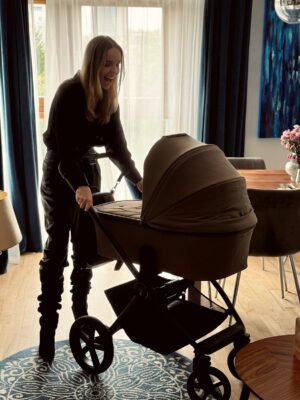 Agnieszka Włodarczyk Instagram - Mój pierwszy wózek pamiętam tylko ze zdjęć z dzieciństwa, raczej jak każdy😂
Był z ceraty, miał wielkie koła i był mega ciężki. Mama zawsze się śmiała, że trzeba było mieć siłę, żeby go pchać. Teraz wózki to zupełnie inna bajka. Mają piękne kolory, filtry UV, są lekkie i wygodne w prowadzeniu… po każdym terenie.
Milan miał 2 wózki Venicci , które służyły nam parę lat. Jeden nawet wzbudził kontrowersje, ze względu na czarny kolor- kochałam go❤️
Mój braciszek z żoną wybrali Upline 2 od @venicci, w kolorze czekoladowym.
Jest nowoczesny i elegancki, ma budkę z filtrem UV50 , żeby chronić przed słońcem, i regulowaną rączkę, która dopasowuje się do wzrostu.
Świetną amortyzację i duże żelowe koła, które radzą sobie na nierównościach. Składa się jedną ręką💪
Duży kosz na potrzebne rzeczy i plecak w zestawie, to coś czego obecnie brakuje mi na zakupach😉
Pierwsze wózeki naszych dzieci, zawsze zostają nam w pamięci.
Macie z nimi dobre wspomnienia, tak jak ja?
Napiszcie jaki kolor wybraliście😉
#reklama #venicci #mercedeswśródwózków #wspomnienia #wózek #stroller