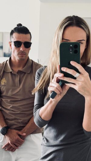 Agnieszka Włodarczyk Instagram - Biorąc pod uwagę naszą różnicę wieku, w sumie cieszę się, że niedowidzi😂
#HaircutFail #FunnyMoments #MarriageHumor #BadHairDay #DIYHaircut #LoveAndLaughter #HusbandAndWife #Love