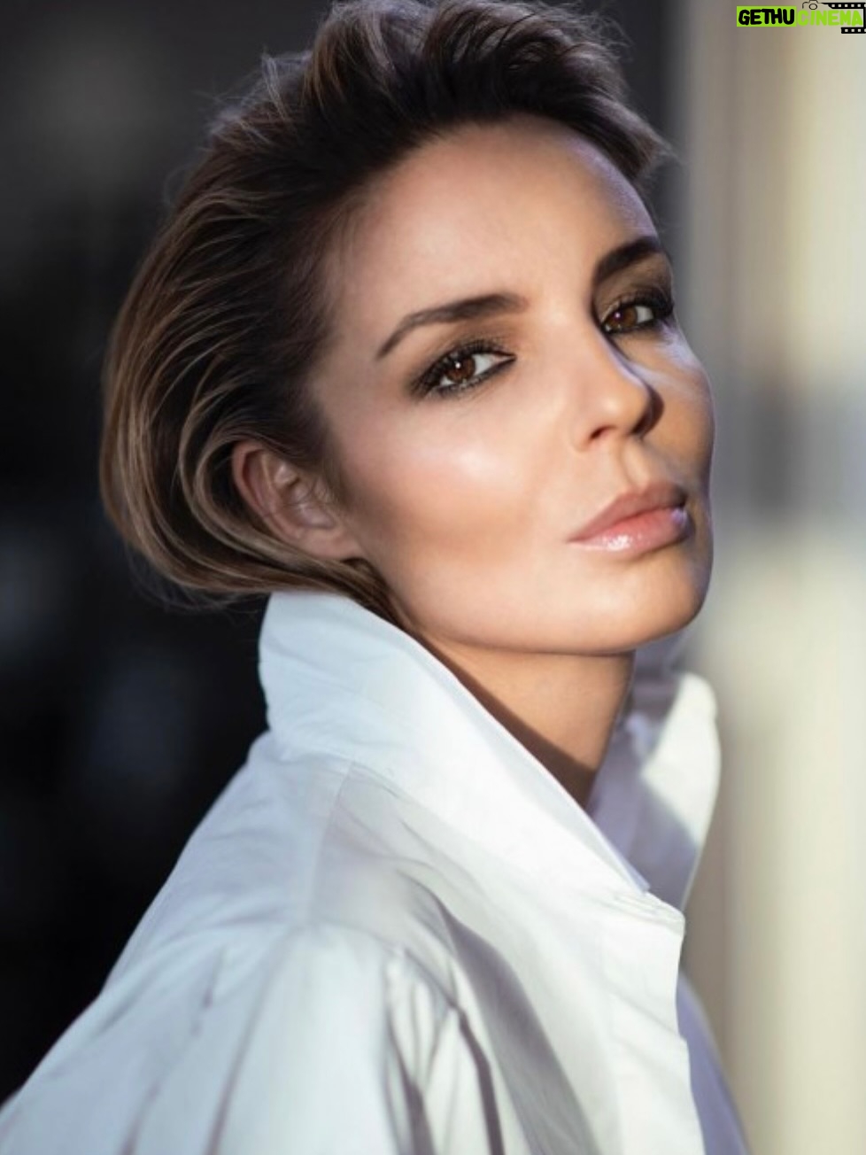 Agnieszka Włodarczyk - 5K Likes - Na przestrzeni lat wiele się zmieniało-role, fryzury, kształt brwi, kolory włosów, a nawet sposób, w jaki patrzę na świat. 
Ale jedno zostało niezmienne… zawsze ktoś porównywał mnie do kogoś innego 😉

Dawno temu słyszałam, że przypominam Julie Delpy. Później coraz częściej padało nazwisko Diane Keaton. W ostatnich latach pojawiały się porównania do Kelly Reilly z Yellowstone i do mojej ukochanej Hanny Lis, co zawsze traktowałam jak ogromny komplement. A gdy miałam ciemne włosy, mówiono nawet, że wyglądam jak Eva Longoria.

Co łączy te wszystkie kobiety? Dla mnie każda z nich jest ogromną inspiracją , siłą, stylem i charakterem.

A Wy jak myślicie… do kogo byłam podobna najbardziej? Albo kogo Wam przypominałam przez te wszystkie lata?

Over the years, so many things have changed – my roles, hairstyles, eyebrows, hair color, even the way I look at the world. But one thing has stayed the same… people always found someone I looked like 😉

A long time ago, people said I reminded them of Julie Delpy. Later, it was often Diane Keaton. In recent years, the comparisons shifted to Kelly Reilly from Yellowstone and to my beloved Hanna Lis, which I’ve always taken as a huge compliment. And when I had dark hair, some even said Eva Longoria.

What connects all these women? For me, each of them is a huge inspiration, their strength, their style, their character.

And what do you think… who have I looked like the most? Or who did I remind you of through all these years?

#AgnieszkaWłodarczyk #JulieDelpy #DianeKeaton #KellyReilly #HannaLis #EvaLongoria #Yellowstone #CelebrityLookalike #GlowUp #Transformation #StyleIcon #BeautyInspiration #OverTheYears #InstaWomen #StrongWomen #GlowUpChallenge #LookalikeChallenge #FilmStyle #CinemaLook #BeautyJourney