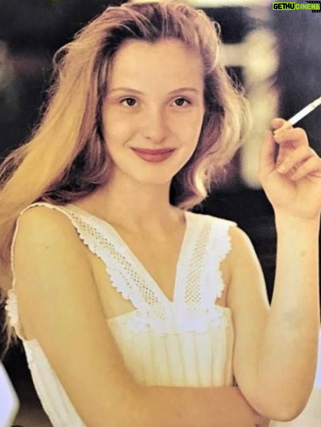 Agnieszka Włodarczyk - 5K Likes - Na przestrzeni lat wiele się zmieniało-role, fryzury, kształt brwi, kolory włosów, a nawet sposób, w jaki patrzę na świat. 
Ale jedno zostało niezmienne… zawsze ktoś porównywał mnie do kogoś innego 😉

Dawno temu słyszałam, że przypominam Julie Delpy. Później coraz częściej padało nazwisko Diane Keaton. W ostatnich latach pojawiały się porównania do Kelly Reilly z Yellowstone i do mojej ukochanej Hanny Lis, co zawsze traktowałam jak ogromny komplement. A gdy miałam ciemne włosy, mówiono nawet, że wyglądam jak Eva Longoria.

Co łączy te wszystkie kobiety? Dla mnie każda z nich jest ogromną inspiracją , siłą, stylem i charakterem.

A Wy jak myślicie… do kogo byłam podobna najbardziej? Albo kogo Wam przypominałam przez te wszystkie lata?

Over the years, so many things have changed – my roles, hairstyles, eyebrows, hair color, even the way I look at the world. But one thing has stayed the same… people always found someone I looked like 😉

A long time ago, people said I reminded them of Julie Delpy. Later, it was often Diane Keaton. In recent years, the comparisons shifted to Kelly Reilly from Yellowstone and to my beloved Hanna Lis, which I’ve always taken as a huge compliment. And when I had dark hair, some even said Eva Longoria.

What connects all these women? For me, each of them is a huge inspiration, their strength, their style, their character.

And what do you think… who have I looked like the most? Or who did I remind you of through all these years?

#AgnieszkaWłodarczyk #JulieDelpy #DianeKeaton #KellyReilly #HannaLis #EvaLongoria #Yellowstone #CelebrityLookalike #GlowUp #Transformation #StyleIcon #BeautyInspiration #OverTheYears #InstaWomen #StrongWomen #GlowUpChallenge #LookalikeChallenge #FilmStyle #CinemaLook #BeautyJourney