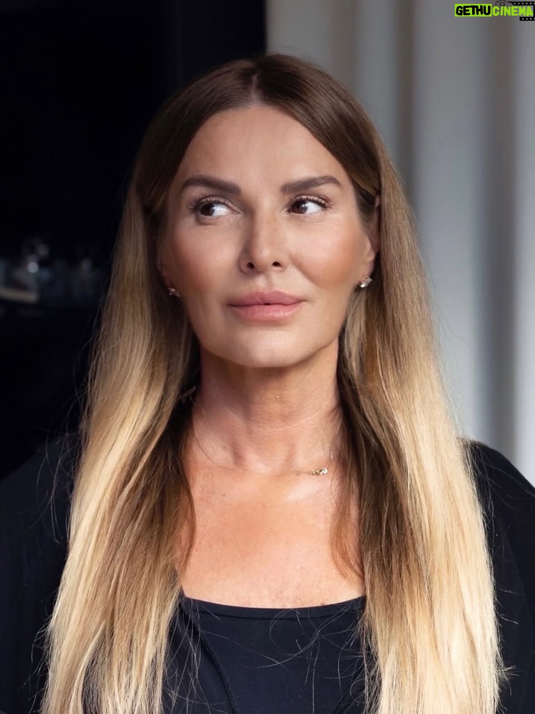 Agnieszka Włodarczyk - 5K Likes - Na przestrzeni lat wiele się zmieniało-role, fryzury, kształt brwi, kolory włosów, a nawet sposób, w jaki patrzę na świat. 
Ale jedno zostało niezmienne… zawsze ktoś porównywał mnie do kogoś innego 😉

Dawno temu słyszałam, że przypominam Julie Delpy. Później coraz częściej padało nazwisko Diane Keaton. W ostatnich latach pojawiały się porównania do Kelly Reilly z Yellowstone i do mojej ukochanej Hanny Lis, co zawsze traktowałam jak ogromny komplement. A gdy miałam ciemne włosy, mówiono nawet, że wyglądam jak Eva Longoria.

Co łączy te wszystkie kobiety? Dla mnie każda z nich jest ogromną inspiracją , siłą, stylem i charakterem.

A Wy jak myślicie… do kogo byłam podobna najbardziej? Albo kogo Wam przypominałam przez te wszystkie lata?

Over the years, so many things have changed – my roles, hairstyles, eyebrows, hair color, even the way I look at the world. But one thing has stayed the same… people always found someone I looked like 😉

A long time ago, people said I reminded them of Julie Delpy. Later, it was often Diane Keaton. In recent years, the comparisons shifted to Kelly Reilly from Yellowstone and to my beloved Hanna Lis, which I’ve always taken as a huge compliment. And when I had dark hair, some even said Eva Longoria.

What connects all these women? For me, each of them is a huge inspiration, their strength, their style, their character.

And what do you think… who have I looked like the most? Or who did I remind you of through all these years?

#AgnieszkaWłodarczyk #JulieDelpy #DianeKeaton #KellyReilly #HannaLis #EvaLongoria #Yellowstone #CelebrityLookalike #GlowUp #Transformation #StyleIcon #BeautyInspiration #OverTheYears #InstaWomen #StrongWomen #GlowUpChallenge #LookalikeChallenge #FilmStyle #CinemaLook #BeautyJourney