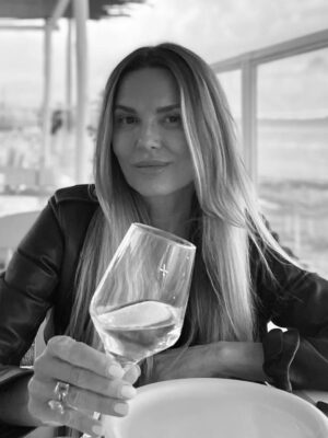 Agnieszka Włodarczyk Instagram - Na przestrzeni lat wiele się zmieniało-role, fryzury, kształt brwi, kolory włosów, a nawet sposób, w jaki patrzę na świat.
Ale jedno zostało niezmienne… zawsze ktoś porównywał mnie do kogoś innego 😉
Dawno temu słyszałam, że przypominam Julie Delpy. Później coraz częściej padało nazwisko Diane Keaton. W ostatnich latach pojawiały się porównania do Kelly Reilly z Yellowstone i do mojej ukochanej Hanny Lis, co zawsze traktowałam jak ogromny komplement. A gdy miałam ciemne włosy, mówiono nawet, że wyglądam jak Eva Longoria.
Co łączy te wszystkie kobiety? Dla mnie każda z nich jest ogromną inspiracją , siłą, stylem i charakterem.
A Wy jak myślicie… do kogo byłam podobna najbardziej? Albo kogo Wam przypominałam przez te wszystkie lata?
Over the years, so many things have changed – my roles, hairstyles, eyebrows, hair color, even the way I look at the world. But one thing has stayed the same… people always found someone I looked like 😉
A long time ago, people said I reminded them of Julie Delpy. Later, it was often Diane Keaton. In recent years, the comparisons shifted to Kelly Reilly from Yellowstone and to my beloved Hanna Lis, which I’ve always taken as a huge compliment. And when I had dark hair, some even said Eva Longoria.
What connects all these women? For me, each of them is a huge inspiration, their strength, their style, their character.
And what do you think… who have I looked like the most? Or who did I remind you of through all these years?
#AgnieszkaWłodarczyk #JulieDelpy #DianeKeaton #KellyReilly #HannaLis #EvaLongoria #Yellowstone #CelebrityLookalike #GlowUp #Transformation #StyleIcon #BeautyInspiration #OverTheYears #InstaWomen #StrongWomen #GlowUpChallenge #LookalikeChallenge #FilmStyle #CinemaLook #BeautyJourney