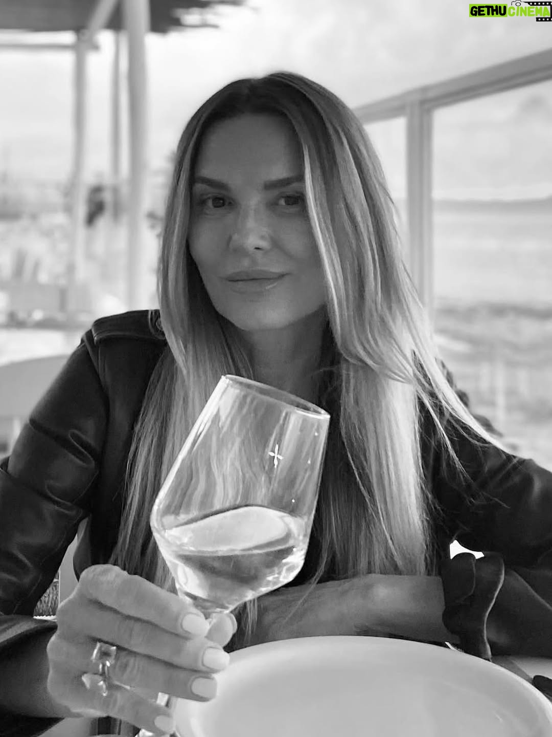 Agnieszka Włodarczyk - 5K Likes - Na przestrzeni lat wiele się zmieniało-role, fryzury, kształt brwi, kolory włosów, a nawet sposób, w jaki patrzę na świat. 
Ale jedno zostało niezmienne… zawsze ktoś porównywał mnie do kogoś innego 😉

Dawno temu słyszałam, że przypominam Julie Delpy. Później coraz częściej padało nazwisko Diane Keaton. W ostatnich latach pojawiały się porównania do Kelly Reilly z Yellowstone i do mojej ukochanej Hanny Lis, co zawsze traktowałam jak ogromny komplement. A gdy miałam ciemne włosy, mówiono nawet, że wyglądam jak Eva Longoria.

Co łączy te wszystkie kobiety? Dla mnie każda z nich jest ogromną inspiracją , siłą, stylem i charakterem.

A Wy jak myślicie… do kogo byłam podobna najbardziej? Albo kogo Wam przypominałam przez te wszystkie lata?

Over the years, so many things have changed – my roles, hairstyles, eyebrows, hair color, even the way I look at the world. But one thing has stayed the same… people always found someone I looked like 😉

A long time ago, people said I reminded them of Julie Delpy. Later, it was often Diane Keaton. In recent years, the comparisons shifted to Kelly Reilly from Yellowstone and to my beloved Hanna Lis, which I’ve always taken as a huge compliment. And when I had dark hair, some even said Eva Longoria.

What connects all these women? For me, each of them is a huge inspiration, their strength, their style, their character.

And what do you think… who have I looked like the most? Or who did I remind you of through all these years?

#AgnieszkaWłodarczyk #JulieDelpy #DianeKeaton #KellyReilly #HannaLis #EvaLongoria #Yellowstone #CelebrityLookalike #GlowUp #Transformation #StyleIcon #BeautyInspiration #OverTheYears #InstaWomen #StrongWomen #GlowUpChallenge #LookalikeChallenge #FilmStyle #CinemaLook #BeautyJourney