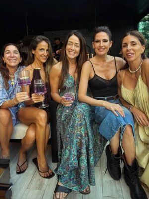 Agustina Lecouna Instagram - Buenos Aires te 💙💛Gracias por los encuentros. 
Pude festejar el cumple de mi madre amada @celinaamadeo con ella (después de 6 años sin estar) Celebrar a la Sagitariana admirada de mi corazón @milagrosbrito 
Pasar el día entero con mi amiga/hermana @isabelmacedophoto  riendo a carcajadas. Comprar libros de amigas queridas y ver sus sueños cumplirse y regalarlos a más amigas. @kekahalvorsen #lamaravillosa @violetasantamarina  #madresde 
Estar feliz por todos. La compañía. La familia. Los primos. Las amigas de mi alma. El azul de nuestro cielo. Los jacarandas en noviembre. Los mates al sol tirados en el pasto. Mi hermana @delfinalecouna y sus mesas. Mis manteles. Volver del boliche entonando a los gritos Dancing in the street con Bowie y Jagger, manejando sola por panamericana como hace 30 años. Y que justo sea la vuelta de #bandana (bingo @valeriagastaldi )
Mis hermanos y cuñados siempre dispuestos a todo. Los juegos de cartas. Reencontrarme con los cuadros que pinté y las historias que tejíi. Seguir corriendo. Entrenar acompañada y disfrutar. 
El teatro porteño. Un buen bar en Boedo como @nuevotobago y una copa de soda. Ver o no ver @bplusd.ar O como decía mi maestro Gene: querer ver ya es ver. Y yo vi mi corazón brillante. Ir a encontrarme con todos y conmigo. Sacarme a pasear, sacarme las ganas.