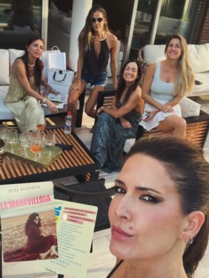 Agustina Lecouna Instagram - Buenos Aires te 💙💛Gracias por los encuentros. 
Pude festejar el cumple de mi madre amada @celinaamadeo con ella (después de 6 años sin estar) Celebrar a la Sagitariana admirada de mi corazón @milagrosbrito 
Pasar el día entero con mi amiga/hermana @isabelmacedophoto  riendo a carcajadas. Comprar libros de amigas queridas y ver sus sueños cumplirse y regalarlos a más amigas. @kekahalvorsen #lamaravillosa @violetasantamarina  #madresde 
Estar feliz por todos. La compañía. La familia. Los primos. Las amigas de mi alma. El azul de nuestro cielo. Los jacarandas en noviembre. Los mates al sol tirados en el pasto. Mi hermana @delfinalecouna y sus mesas. Mis manteles. Volver del boliche entonando a los gritos Dancing in the street con Bowie y Jagger, manejando sola por panamericana como hace 30 años. Y que justo sea la vuelta de #bandana (bingo @valeriagastaldi )
Mis hermanos y cuñados siempre dispuestos a todo. Los juegos de cartas. Reencontrarme con los cuadros que pinté y las historias que tejíi. Seguir corriendo. Entrenar acompañada y disfrutar. 
El teatro porteño. Un buen bar en Boedo como @nuevotobago y una copa de soda. Ver o no ver @bplusd.ar O como decía mi maestro Gene: querer ver ya es ver. Y yo vi mi corazón brillante. Ir a encontrarme con todos y conmigo. Sacarme a pasear, sacarme las ganas.