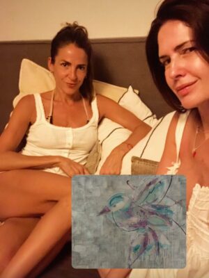Agustina Lecouna Instagram - Buenos Aires te 💙💛Gracias por los encuentros. 
Pude festejar el cumple de mi madre amada @celinaamadeo con ella (después de 6 años sin estar) Celebrar a la Sagitariana admirada de mi corazón @milagrosbrito 
Pasar el día entero con mi amiga/hermana @isabelmacedophoto  riendo a carcajadas. Comprar libros de amigas queridas y ver sus sueños cumplirse y regalarlos a más amigas. @kekahalvorsen #lamaravillosa @violetasantamarina  #madresde 
Estar feliz por todos. La compañía. La familia. Los primos. Las amigas de mi alma. El azul de nuestro cielo. Los jacarandas en noviembre. Los mates al sol tirados en el pasto. Mi hermana @delfinalecouna y sus mesas. Mis manteles. Volver del boliche entonando a los gritos Dancing in the street con Bowie y Jagger, manejando sola por panamericana como hace 30 años. Y que justo sea la vuelta de #bandana (bingo @valeriagastaldi )
Mis hermanos y cuñados siempre dispuestos a todo. Los juegos de cartas. Reencontrarme con los cuadros que pinté y las historias que tejíi. Seguir corriendo. Entrenar acompañada y disfrutar. 
El teatro porteño. Un buen bar en Boedo como @nuevotobago y una copa de soda. Ver o no ver @bplusd.ar O como decía mi maestro Gene: querer ver ya es ver. Y yo vi mi corazón brillante. Ir a encontrarme con todos y conmigo. Sacarme a pasear, sacarme las ganas.