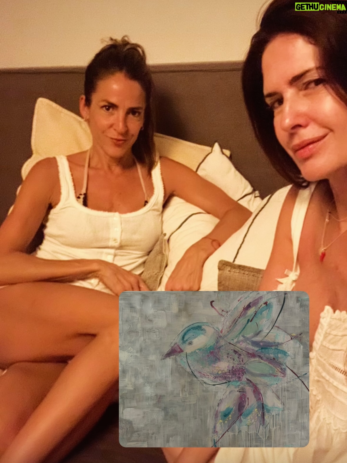 Agustina Lecouna - 570 Likes - Buenos Aires te 💙💛Gracias por los encuentros. 
Pude festejar el cumple de mi madre amada @celinaamadeo con ella (después de 6 años sin estar) Celebrar a la Sagitariana admirada de mi corazón @milagrosbrito 
Pasar el día entero con mi amiga/hermana @isabelmacedophoto  riendo a carcajadas. Comprar libros de amigas queridas y ver sus sueños cumplirse y regalarlos a más amigas. @kekahalvorsen #lamaravillosa @violetasantamarina  #madresde 
Estar feliz por todos. La compañía. La familia. Los primos. Las amigas de mi alma. El azul de nuestro cielo. Los jacarandas en noviembre. Los mates al sol tirados en el pasto. Mi hermana @delfinalecouna y sus mesas. Mis manteles. Volver del boliche entonando a los gritos Dancing in the street con Bowie y Jagger, manejando sola por panamericana como hace 30 años. Y que justo sea la vuelta de #bandana (bingo @valeriagastaldi )
Mis hermanos y cuñados siempre dispuestos a todo. Los juegos de cartas. Reencontrarme con los cuadros que pinté y las historias que tejíi. Seguir corriendo. Entrenar acompañada y disfrutar. 
El teatro porteño. Un buen bar en Boedo como @nuevotobago y una copa de soda. Ver o no ver @bplusd.ar O como decía mi maestro Gene: querer ver ya es ver. Y yo vi mi corazón brillante. Ir a encontrarme con todos y conmigo. Sacarme a pasear, sacarme las ganas.