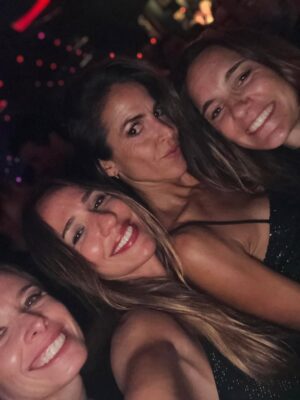 Agustina Lecouna Instagram - Buenos Aires te 💙💛Gracias por los encuentros. 
Pude festejar el cumple de mi madre amada @celinaamadeo con ella (después de 6 años sin estar) Celebrar a la Sagitariana admirada de mi corazón @milagrosbrito 
Pasar el día entero con mi amiga/hermana @isabelmacedophoto  riendo a carcajadas. Comprar libros de amigas queridas y ver sus sueños cumplirse y regalarlos a más amigas. @kekahalvorsen #lamaravillosa @violetasantamarina  #madresde 
Estar feliz por todos. La compañía. La familia. Los primos. Las amigas de mi alma. El azul de nuestro cielo. Los jacarandas en noviembre. Los mates al sol tirados en el pasto. Mi hermana @delfinalecouna y sus mesas. Mis manteles. Volver del boliche entonando a los gritos Dancing in the street con Bowie y Jagger, manejando sola por panamericana como hace 30 años. Y que justo sea la vuelta de #bandana (bingo @valeriagastaldi )
Mis hermanos y cuñados siempre dispuestos a todo. Los juegos de cartas. Reencontrarme con los cuadros que pinté y las historias que tejíi. Seguir corriendo. Entrenar acompañada y disfrutar. 
El teatro porteño. Un buen bar en Boedo como @nuevotobago y una copa de soda. Ver o no ver @bplusd.ar O como decía mi maestro Gene: querer ver ya es ver. Y yo vi mi corazón brillante. Ir a encontrarme con todos y conmigo. Sacarme a pasear, sacarme las ganas.