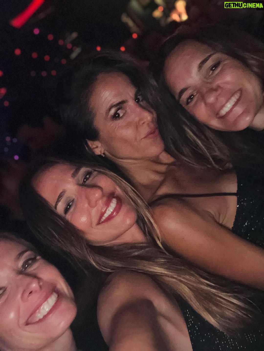 Agustina Lecouna - 570 Likes - Buenos Aires te 💙💛Gracias por los encuentros. 
Pude festejar el cumple de mi madre amada @celinaamadeo con ella (después de 6 años sin estar) Celebrar a la Sagitariana admirada de mi corazón @milagrosbrito 
Pasar el día entero con mi amiga/hermana @isabelmacedophoto  riendo a carcajadas. Comprar libros de amigas queridas y ver sus sueños cumplirse y regalarlos a más amigas. @kekahalvorsen #lamaravillosa @violetasantamarina  #madresde 
Estar feliz por todos. La compañía. La familia. Los primos. Las amigas de mi alma. El azul de nuestro cielo. Los jacarandas en noviembre. Los mates al sol tirados en el pasto. Mi hermana @delfinalecouna y sus mesas. Mis manteles. Volver del boliche entonando a los gritos Dancing in the street con Bowie y Jagger, manejando sola por panamericana como hace 30 años. Y que justo sea la vuelta de #bandana (bingo @valeriagastaldi )
Mis hermanos y cuñados siempre dispuestos a todo. Los juegos de cartas. Reencontrarme con los cuadros que pinté y las historias que tejíi. Seguir corriendo. Entrenar acompañada y disfrutar. 
El teatro porteño. Un buen bar en Boedo como @nuevotobago y una copa de soda. Ver o no ver @bplusd.ar O como decía mi maestro Gene: querer ver ya es ver. Y yo vi mi corazón brillante. Ir a encontrarme con todos y conmigo. Sacarme a pasear, sacarme las ganas.