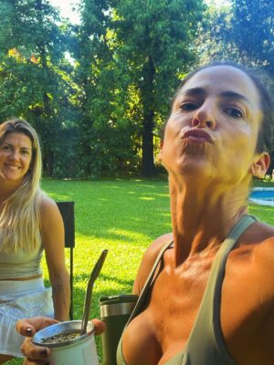 Agustina Lecouna Instagram - Buenos Aires te 💙💛Gracias por los encuentros. 
Pude festejar el cumple de mi madre amada @celinaamadeo con ella (después de 6 años sin estar) Celebrar a la Sagitariana admirada de mi corazón @milagrosbrito 
Pasar el día entero con mi amiga/hermana @isabelmacedophoto  riendo a carcajadas. Comprar libros de amigas queridas y ver sus sueños cumplirse y regalarlos a más amigas. @kekahalvorsen #lamaravillosa @violetasantamarina  #madresde 
Estar feliz por todos. La compañía. La familia. Los primos. Las amigas de mi alma. El azul de nuestro cielo. Los jacarandas en noviembre. Los mates al sol tirados en el pasto. Mi hermana @delfinalecouna y sus mesas. Mis manteles. Volver del boliche entonando a los gritos Dancing in the street con Bowie y Jagger, manejando sola por panamericana como hace 30 años. Y que justo sea la vuelta de #bandana (bingo @valeriagastaldi )
Mis hermanos y cuñados siempre dispuestos a todo. Los juegos de cartas. Reencontrarme con los cuadros que pinté y las historias que tejíi. Seguir corriendo. Entrenar acompañada y disfrutar. 
El teatro porteño. Un buen bar en Boedo como @nuevotobago y una copa de soda. Ver o no ver @bplusd.ar O como decía mi maestro Gene: querer ver ya es ver. Y yo vi mi corazón brillante. Ir a encontrarme con todos y conmigo. Sacarme a pasear, sacarme las ganas.