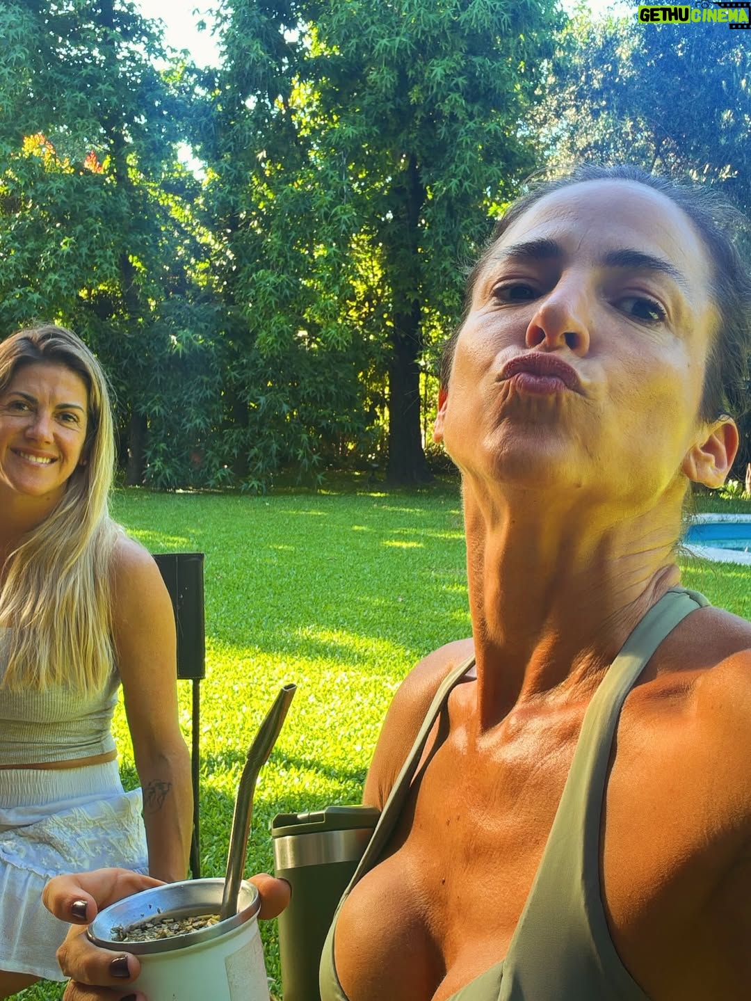 Agustina Lecouna - 570 Likes - Buenos Aires te 💙💛Gracias por los encuentros. 
Pude festejar el cumple de mi madre amada @celinaamadeo con ella (después de 6 años sin estar) Celebrar a la Sagitariana admirada de mi corazón @milagrosbrito 
Pasar el día entero con mi amiga/hermana @isabelmacedophoto  riendo a carcajadas. Comprar libros de amigas queridas y ver sus sueños cumplirse y regalarlos a más amigas. @kekahalvorsen #lamaravillosa @violetasantamarina  #madresde 
Estar feliz por todos. La compañía. La familia. Los primos. Las amigas de mi alma. El azul de nuestro cielo. Los jacarandas en noviembre. Los mates al sol tirados en el pasto. Mi hermana @delfinalecouna y sus mesas. Mis manteles. Volver del boliche entonando a los gritos Dancing in the street con Bowie y Jagger, manejando sola por panamericana como hace 30 años. Y que justo sea la vuelta de #bandana (bingo @valeriagastaldi )
Mis hermanos y cuñados siempre dispuestos a todo. Los juegos de cartas. Reencontrarme con los cuadros que pinté y las historias que tejíi. Seguir corriendo. Entrenar acompañada y disfrutar. 
El teatro porteño. Un buen bar en Boedo como @nuevotobago y una copa de soda. Ver o no ver @bplusd.ar O como decía mi maestro Gene: querer ver ya es ver. Y yo vi mi corazón brillante. Ir a encontrarme con todos y conmigo. Sacarme a pasear, sacarme las ganas.