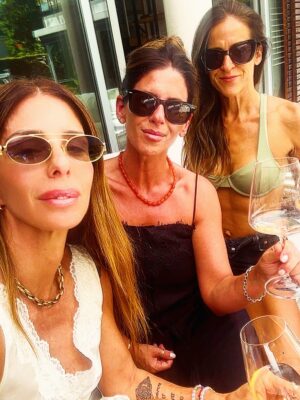 Agustina Lecouna Instagram - Buenos Aires te 💙💛Gracias por los encuentros. 
Pude festejar el cumple de mi madre amada @celinaamadeo con ella (después de 6 años sin estar) Celebrar a la Sagitariana admirada de mi corazón @milagrosbrito 
Pasar el día entero con mi amiga/hermana @isabelmacedophoto  riendo a carcajadas. Comprar libros de amigas queridas y ver sus sueños cumplirse y regalarlos a más amigas. @kekahalvorsen #lamaravillosa @violetasantamarina  #madresde 
Estar feliz por todos. La compañía. La familia. Los primos. Las amigas de mi alma. El azul de nuestro cielo. Los jacarandas en noviembre. Los mates al sol tirados en el pasto. Mi hermana @delfinalecouna y sus mesas. Mis manteles. Volver del boliche entonando a los gritos Dancing in the street con Bowie y Jagger, manejando sola por panamericana como hace 30 años. Y que justo sea la vuelta de #bandana (bingo @valeriagastaldi )
Mis hermanos y cuñados siempre dispuestos a todo. Los juegos de cartas. Reencontrarme con los cuadros que pinté y las historias que tejíi. Seguir corriendo. Entrenar acompañada y disfrutar. 
El teatro porteño. Un buen bar en Boedo como @nuevotobago y una copa de soda. Ver o no ver @bplusd.ar O como decía mi maestro Gene: querer ver ya es ver. Y yo vi mi corazón brillante. Ir a encontrarme con todos y conmigo. Sacarme a pasear, sacarme las ganas.