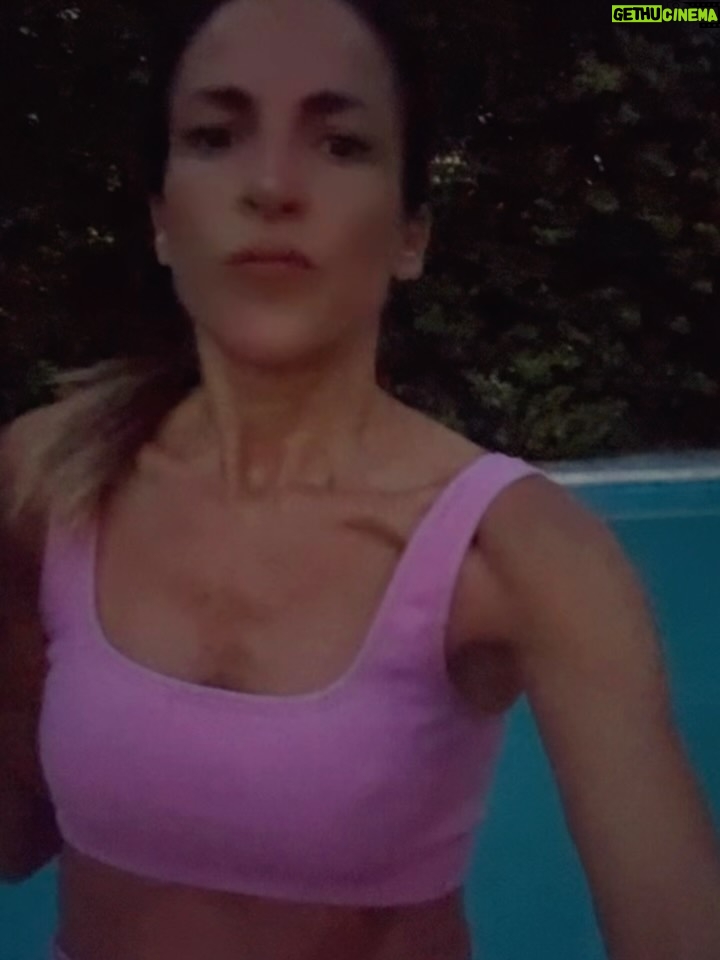 Agustina Lecouna - 570 Likes - Buenos Aires te 💙💛Gracias por los encuentros. 
Pude festejar el cumple de mi madre amada @celinaamadeo con ella (después de 6 años sin estar) Celebrar a la Sagitariana admirada de mi corazón @milagrosbrito 
Pasar el día entero con mi amiga/hermana @isabelmacedophoto  riendo a carcajadas. Comprar libros de amigas queridas y ver sus sueños cumplirse y regalarlos a más amigas. @kekahalvorsen #lamaravillosa @violetasantamarina  #madresde 
Estar feliz por todos. La compañía. La familia. Los primos. Las amigas de mi alma. El azul de nuestro cielo. Los jacarandas en noviembre. Los mates al sol tirados en el pasto. Mi hermana @delfinalecouna y sus mesas. Mis manteles. Volver del boliche entonando a los gritos Dancing in the street con Bowie y Jagger, manejando sola por panamericana como hace 30 años. Y que justo sea la vuelta de #bandana (bingo @valeriagastaldi )
Mis hermanos y cuñados siempre dispuestos a todo. Los juegos de cartas. Reencontrarme con los cuadros que pinté y las historias que tejíi. Seguir corriendo. Entrenar acompañada y disfrutar. 
El teatro porteño. Un buen bar en Boedo como @nuevotobago y una copa de soda. Ver o no ver @bplusd.ar O como decía mi maestro Gene: querer ver ya es ver. Y yo vi mi corazón brillante. Ir a encontrarme con todos y conmigo. Sacarme a pasear, sacarme las ganas.