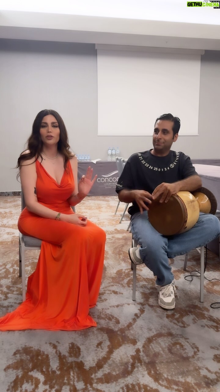 Ahllam - 136.2K Likes - ديشب قبل از اجرا ، دوباره دلم خواست به يادِ قديم با آرش به كارِ خوشگل بخونم و تقديم كنم به شما ، موزيك يكى  از  كارهايه خفنِ خانم فيروزه ى خوش صداست و اجازه ى اجرا هم به صورتِ لايو و هم تِرَكِ بازخوانى به من  داده شده از طرفِ خودِ فيروزه جونم ، اگه دوستش دارين ، بخونم يه ورژنِ باحال ازش پخش كنم ؟ 
نظرتون رو تو كامنت بگين♥️🙏
پ ن : آرشِ خوش پنجه ى ما قديمى ترين  رفيقِ  هنرمنده منه ، فقط اينو بگم رو دستش نداريم و فكر نميكنم بداريم🤘🪘
تنبك : @arashzarei1816