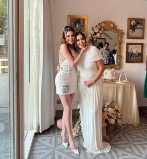 Ahllam Instagram - صنم جانم مرسى كه منو خاله ى دو تا گل پسرِ جيگر كردى ، تنتون سالم عزيزاىِ دلم♥️👼🏻🤰🏻