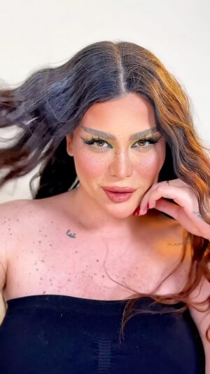 Ahllam Instagram - پسرِ شيطونو دوست داشتين ؟ 
اينم يه ويديوِ ميكاپِ باحال با دستايه جادوييه نفيسه جووووونم 
@nafinikk 
#احلام #ahllam #manbrothers #dubaimakeupartist