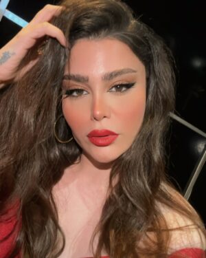 Ahllam Instagram - سلااااام سلاااام ، حالتون چطوره ، تو كامنتا بگين از كدوم شهريد و هوا تو شهرتون چطوره ؟؟ 
پ ن : لباسِ خوشگلم از طرحايه زيبايه نفيسه جانم هستش ميخواين سفارش بدين به پيجش دايركت بدين @nafinik_ 
Makeup & hair by : @nafise_nik_