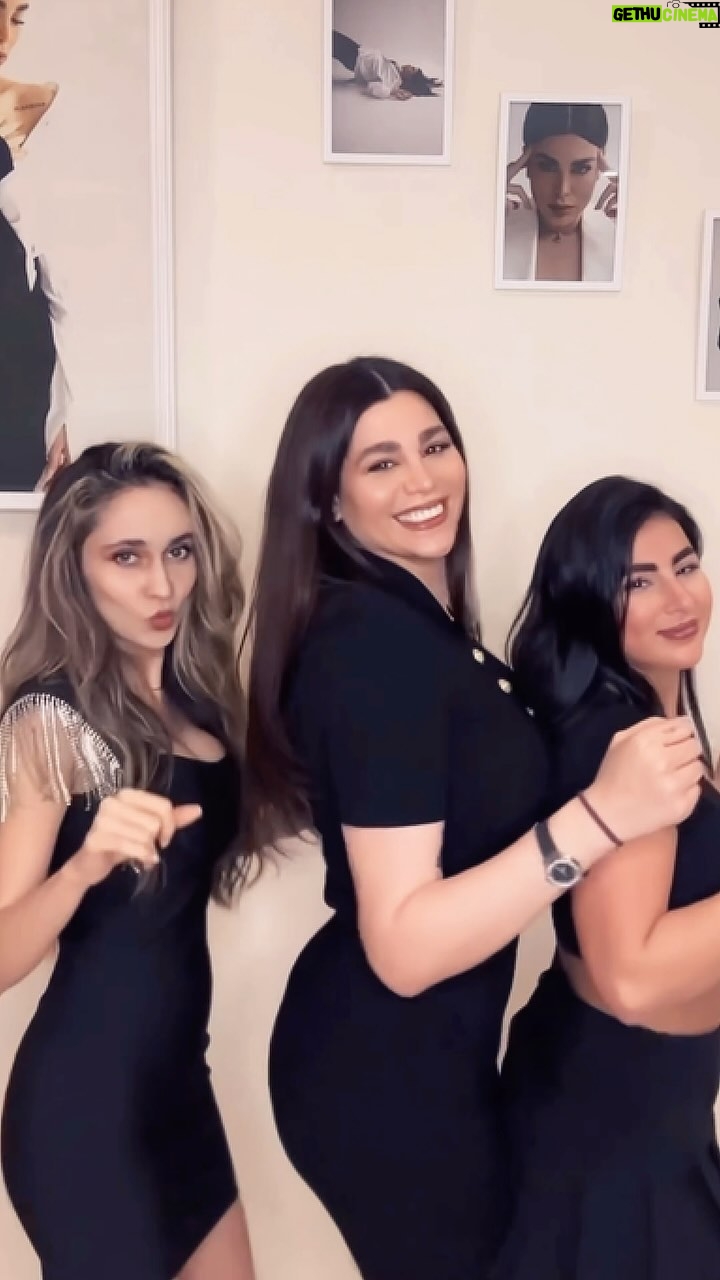 Ahllam - 140.7K Likes - سلام به همگيتووون ، آقااا ميبينم كه آمبولانس ايرانو تركونده ، اين ويديو هم از طرفِ منو هدى و عسل تقديم به شما جيگرا شما هم از اين ويديوها درست كنين و برام بفرستين ، تا شمارو هم استورى كنم🙏♥️
#احلام #بنت_العرب #دبي #dubai #singer #my_dubai #ياربي