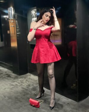 Ahllam Instagram - سلااااام سلاااام ، حالتون چطوره ، تو كامنتا بگين از كدوم شهريد و هوا تو شهرتون چطوره ؟؟ 
پ ن : لباسِ خوشگلم از طرحايه زيبايه نفيسه جانم هستش ميخواين سفارش بدين به پيجش دايركت بدين @nafinik_ 
Makeup & hair by : @nafise_nik_