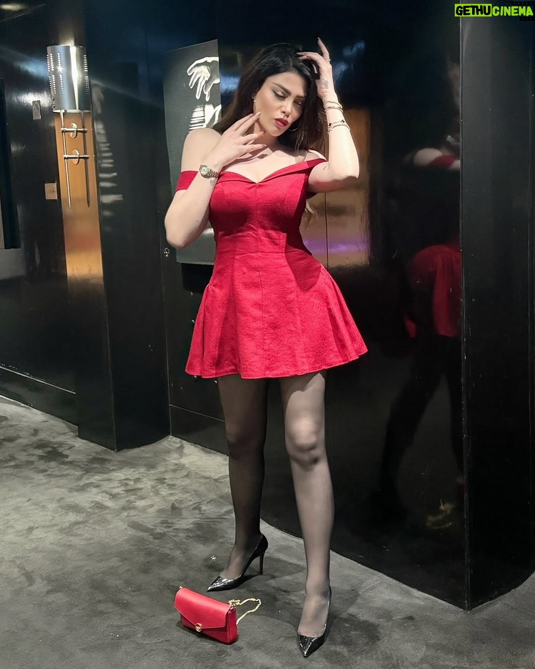 Ahllam - 92.9K Likes - سلااااام سلاااام ، حالتون چطوره ، تو كامنتا بگين از كدوم شهريد و هوا تو شهرتون چطوره ؟؟ 
پ ن : لباسِ خوشگلم از طرحايه زيبايه نفيسه جانم هستش ميخواين سفارش بدين به پيجش دايركت بدين @nafinik_ 
Makeup & hair by : @nafise_nik_