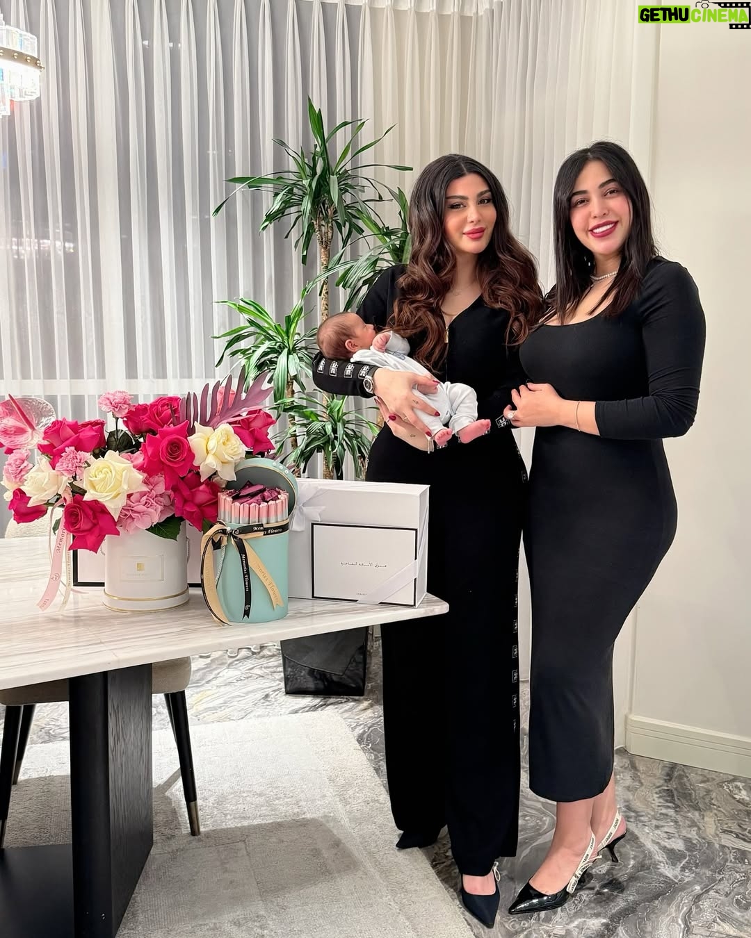 Ahllam - 261.4K Likes - تو برای من همان نوری هستی که در تاریکی شب راه را نشان می‌دهد

خاله‌ احلامت عاشقته ♥️