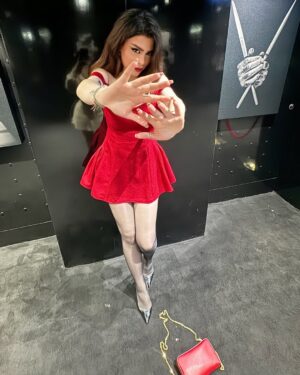 Ahllam Instagram - سلااااام سلاااام ، حالتون چطوره ، تو كامنتا بگين از كدوم شهريد و هوا تو شهرتون چطوره ؟؟ 
پ ن : لباسِ خوشگلم از طرحايه زيبايه نفيسه جانم هستش ميخواين سفارش بدين به پيجش دايركت بدين @nafinik_ 
Makeup & hair by : @nafise_nik_