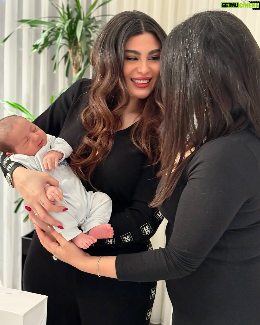 Ahllam - 261.4K Likes - تو برای من همان نوری هستی که در تاریکی شب راه را نشان می‌دهد

خاله‌ احلامت عاشقته ♥️