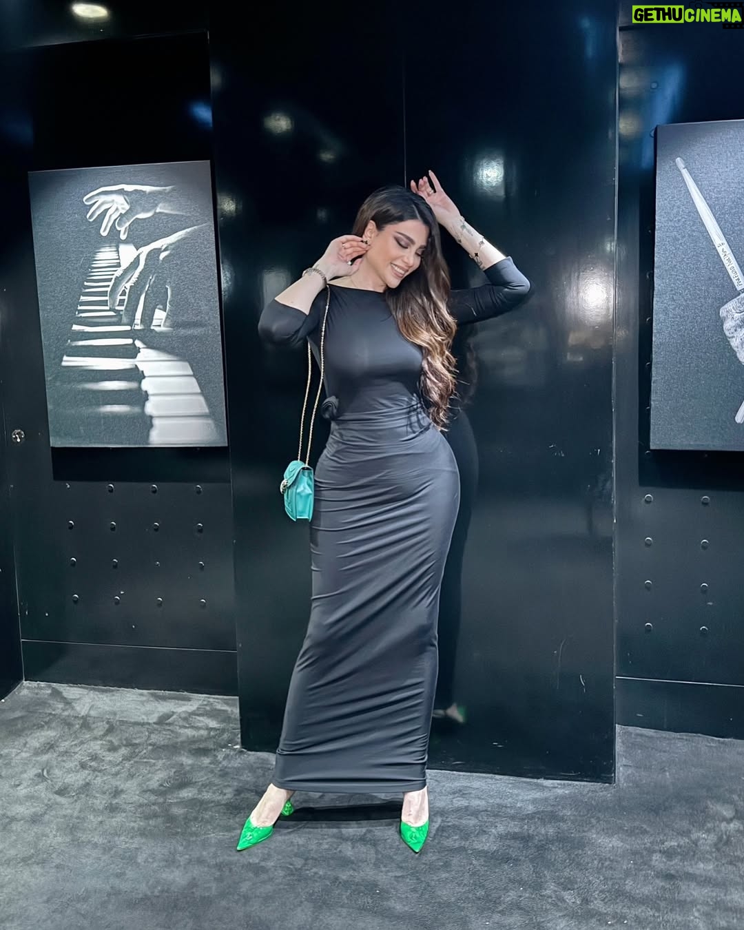 Ahllam - 115.4K Likes - سلاااام عزيزاىِ احلام ، بياين همه با هم زيرِ اين پست خدارو واسه وجودِ هر انسانِ خوب و مفيدى كه تو زندگيمون هست شكر كنيم…. 
خدايا شكرت واسه وجودِ خانوادم ودوستام🙏
Makeup by my jan : @nafise_nik_ 
Hair by : @atefehmohamadi_phibrows