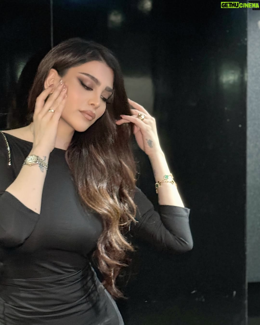 Ahllam - 115.4K Likes - سلاااام عزيزاىِ احلام ، بياين همه با هم زيرِ اين پست خدارو واسه وجودِ هر انسانِ خوب و مفيدى كه تو زندگيمون هست شكر كنيم…. 
خدايا شكرت واسه وجودِ خانوادم ودوستام🙏
Makeup by my jan : @nafise_nik_ 
Hair by : @atefehmohamadi_phibrows