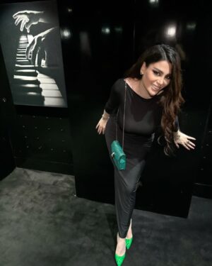 Ahllam Instagram - سلاااام عزيزاىِ احلام ، بياين همه با هم زيرِ اين پست خدارو واسه وجودِ هر انسانِ خوب و مفيدى كه تو زندگيمون هست شكر كنيم…. 
خدايا شكرت واسه وجودِ خانوادم ودوستام🙏
Makeup by my jan : @nafise_nik_ 
Hair by : @atefehmohamadi_phibrows