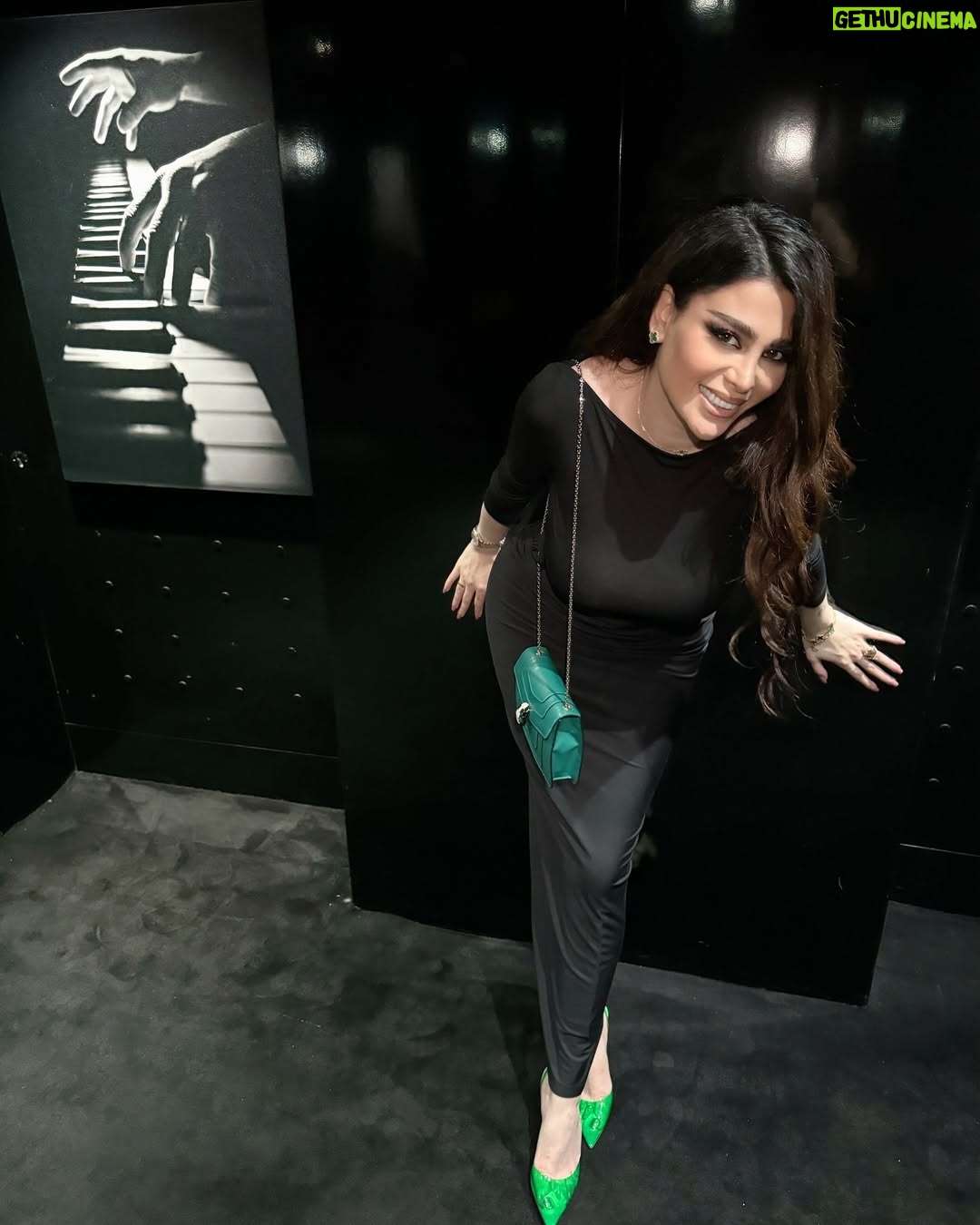 Ahllam - 115.4K Likes - سلاااام عزيزاىِ احلام ، بياين همه با هم زيرِ اين پست خدارو واسه وجودِ هر انسانِ خوب و مفيدى كه تو زندگيمون هست شكر كنيم…. 
خدايا شكرت واسه وجودِ خانوادم ودوستام🙏
Makeup by my jan : @nafise_nik_ 
Hair by : @atefehmohamadi_phibrows