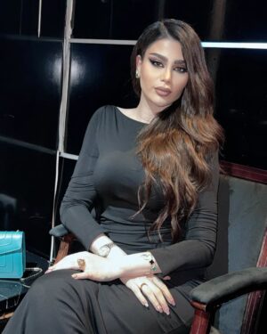 Ahllam Instagram - سلاااام عزيزاىِ احلام ، بياين همه با هم زيرِ اين پست خدارو واسه وجودِ هر انسانِ خوب و مفيدى كه تو زندگيمون هست شكر كنيم…. 
خدايا شكرت واسه وجودِ خانوادم ودوستام🙏
Makeup by my jan : @nafise_nik_ 
Hair by : @atefehmohamadi_phibrows