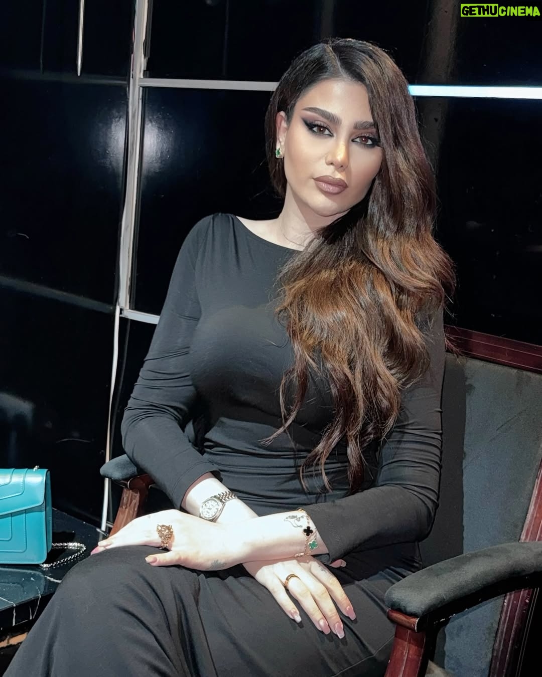 Ahllam - 115.4K Likes - سلاااام عزيزاىِ احلام ، بياين همه با هم زيرِ اين پست خدارو واسه وجودِ هر انسانِ خوب و مفيدى كه تو زندگيمون هست شكر كنيم…. 
خدايا شكرت واسه وجودِ خانوادم ودوستام🙏
Makeup by my jan : @nafise_nik_ 
Hair by : @atefehmohamadi_phibrows
