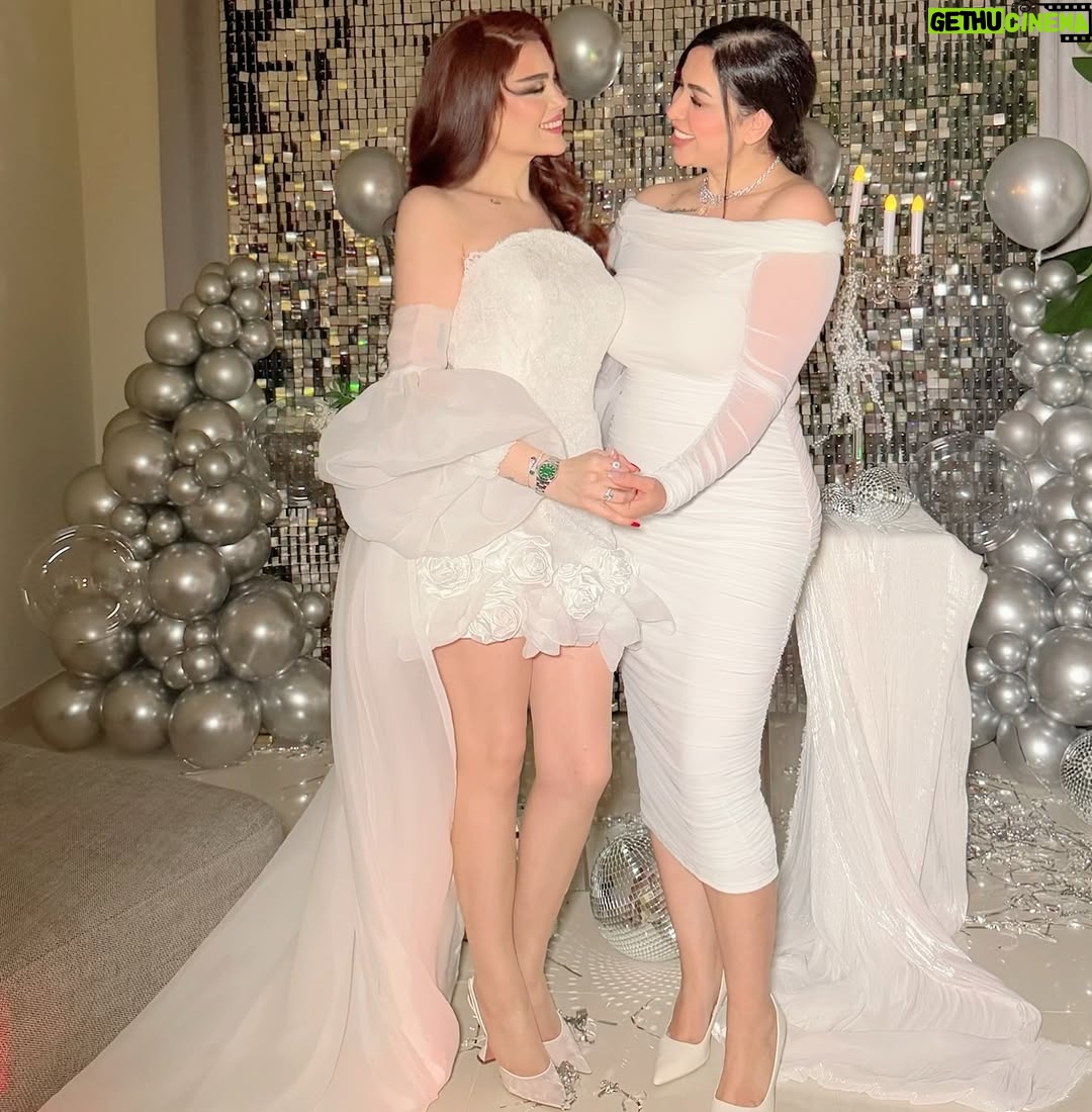 Ahllam - 213.2K Likes - تولدت مبارک باشه دیوونه‌ترین و مهربون‌ترین رفیق دنیا ♥️

یه روزی، یه جایی، سرنوشت خواست که تو بیای توی زندگیم، و از اون روز دیگه هیچ‌چیز مثل قبل نشد…
چون تو فقط یه دوست نبودی اون کسی که با همه‌ی دیوونگی‌هاش، با همه‌ی خنده‌ها و بغض‌هاش، با همه‌ی مهربونی‌های بی‌دلیلش، کنارم موند

تو سال‌های زیادی رو با من گذروندی… روزایی که خندیدیم، روزایی که گریه کردیم، روزایی که فکر کردیم دنیا علیه‌مونه، و روزایی که فهمیدیم با هم که باشیم، هیچ‌چیزی جلومون کم نمیاره.

امروز، روز توئه… و من از ته دل خوشحالم که یه آدم مثل تو توی زندگیمه.
تولدت مبارک خواهرِ جان، دیوونه‌ی بی‌نظیر! ❤