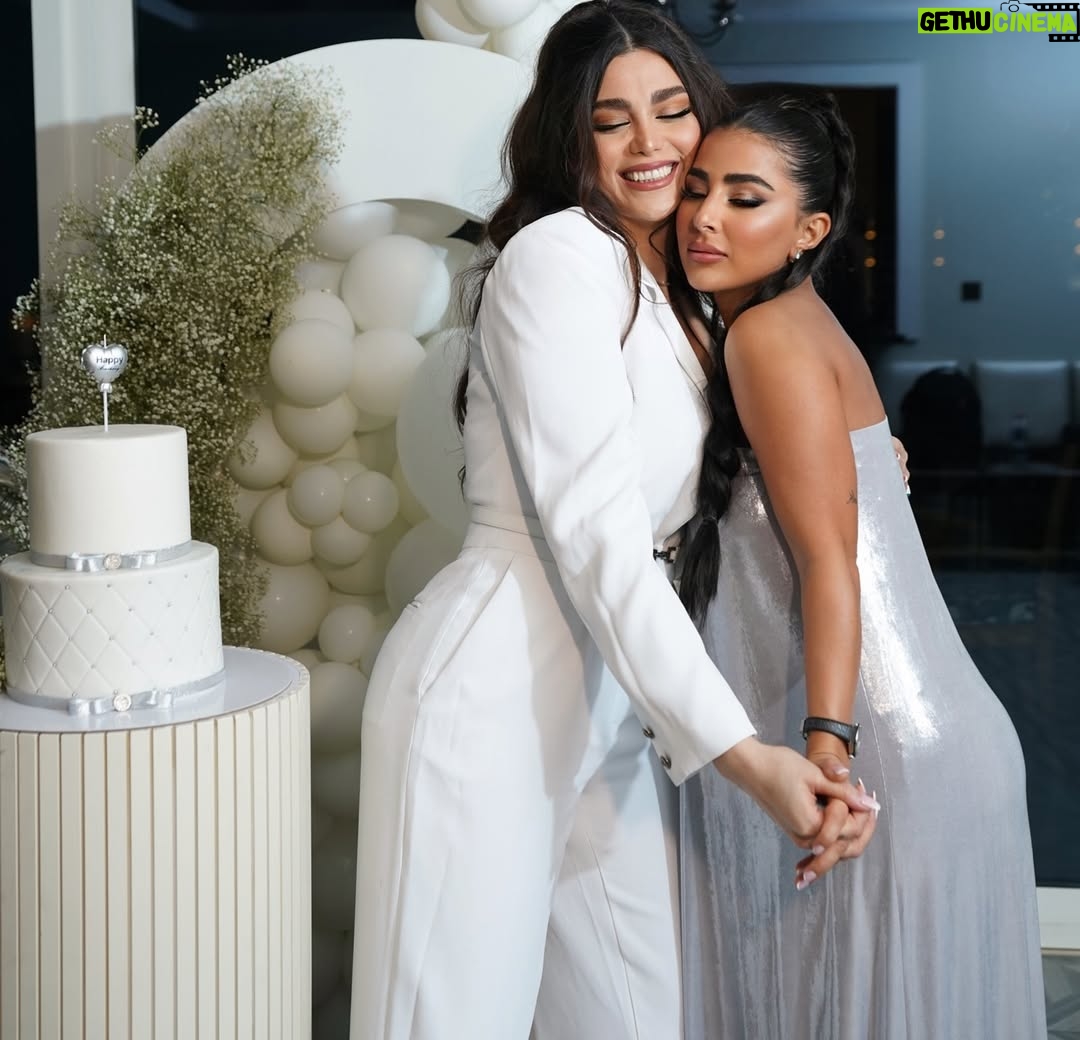 Ahllam - 93.4K Likes - عشقِ شيرينمى تا هميشه خدارو شكر كه دارمت ، قندِ روزاىِ تلخم🐣
