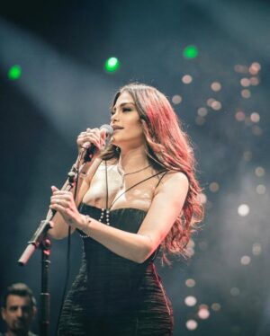Ahllam Instagram - شبى تكرار نشدنى در زندگيه من ، ممنونم از جناب اميرقاسمى عزيز و شهرام جانِ شب پره ى بزرگ كه اين فرصت رو در اختيارِ من گذاشتن و من رو برايه اين هم آوازيه زيبا و به ياد ماندنى انتخاب كردن♥️🎤
#خدايا_شكرت 
@shahrame_shabpareh 
@alireza_amirghassemi