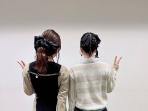Ai Kayano Instagram - 舞菜香ちゃん
「ツインコーデにしたかったんです！👭」
とのこと❣️

可愛いやつめ…！！！笑

楽しい2日間だったなぁ〜
会場に来てくれた皆さまにも大感謝です🙏（茅）