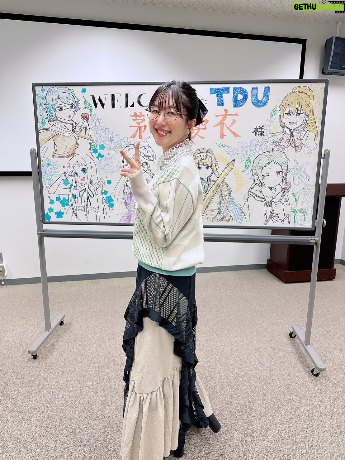Ai Kayano - 13.8K Likes - ありがとう鳩山祭🕊️
生徒さんのキラキラ笑顔が眩しかったな〜✨（茅）

すぺしゃるさんくす
司会のわっきー&ながーた🎤

ニット
@coq_kanakokajihara

スカート
@fumiku_tokyo

イヤリング
@abiste_official