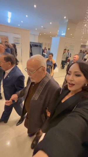 Aigul Imanbaeva Instagram - Қазақ өнері алып Тұлғасынан айырылды🥲🥲
Бақұл бол аңыз адам🥲
 Асанәлі ағаммен осыдан екі ай бұрын түскен соңғы видеомыз  екен🥲